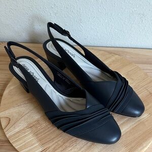 Easy Street Bates Womens Round Block Heel Pumps